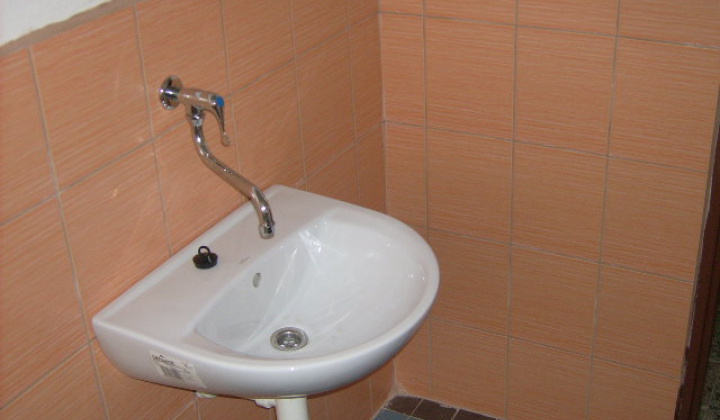 Rekonštrukcia - oprava šatní Športového areálu obce r.2012