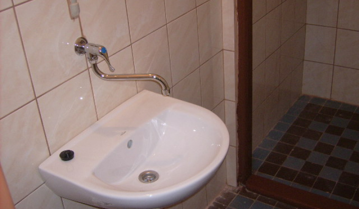 Rekonštrukcia - oprava šatní Športového areálu obce r.2012
