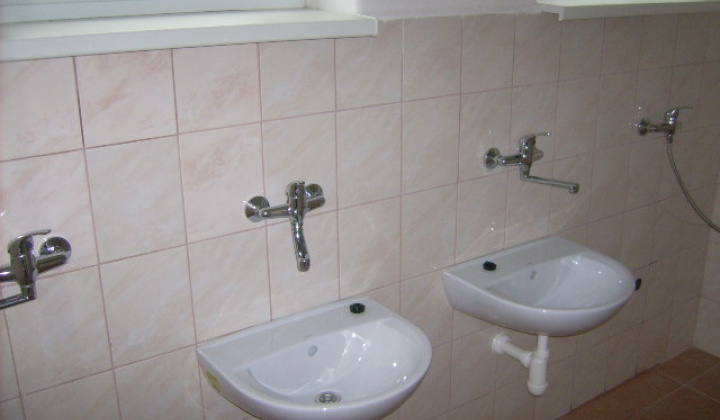 Rekonštrukcia - oprava šatní Športového areálu obce r.2012