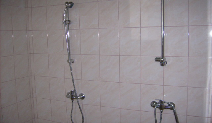 Rekonštrukcia - oprava šatní Športového areálu obce r.2012