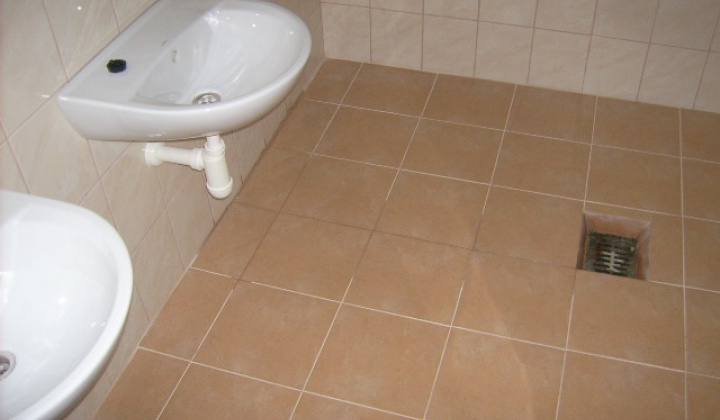 Rekonštrukcia - oprava šatní Športového areálu obce r.2012