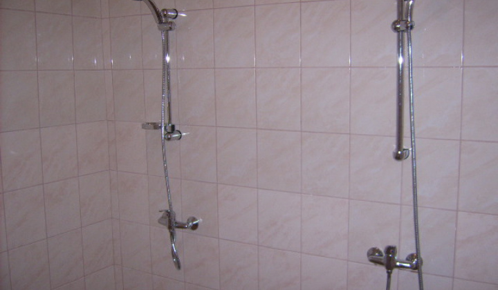 Rekonštrukcia - oprava šatní Športového areálu obce r.2012