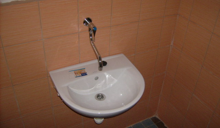 Rekonštrukcia - oprava šatní Športového areálu obce r.2012